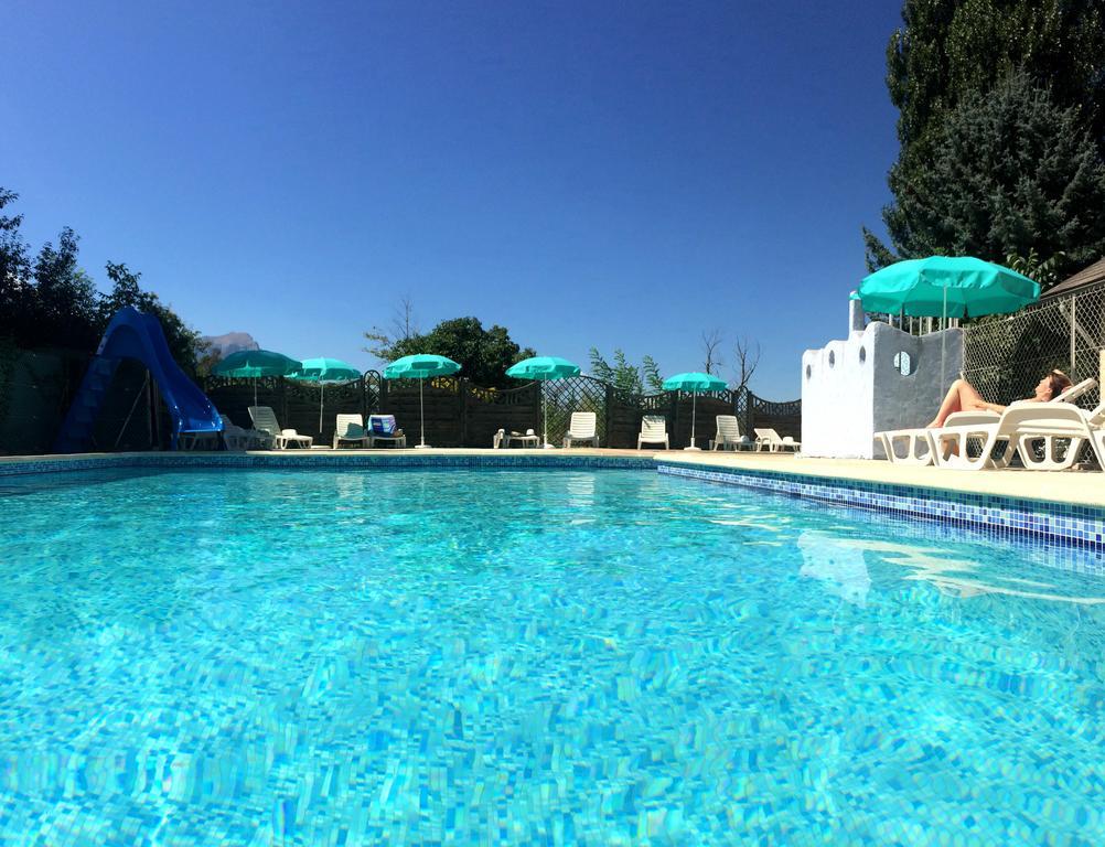 Camping Les Grillons Hotel Embrun Exterior photo