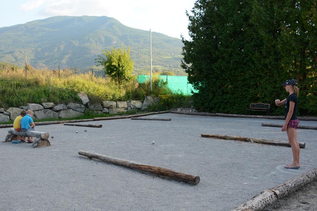 Camping Les Grillons Hotel Embrun Exterior photo
